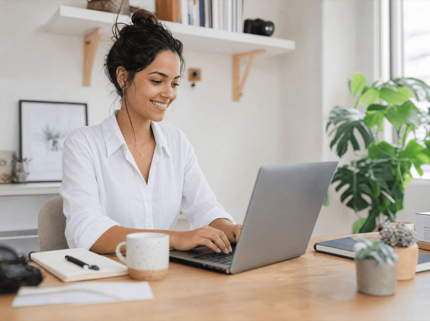 Agente Empregga trabalhando de casa pelo notebook